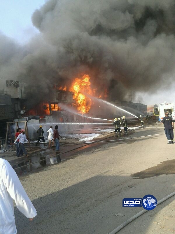 بالصور ,, نشوب حريق بصناعية شمال جدة