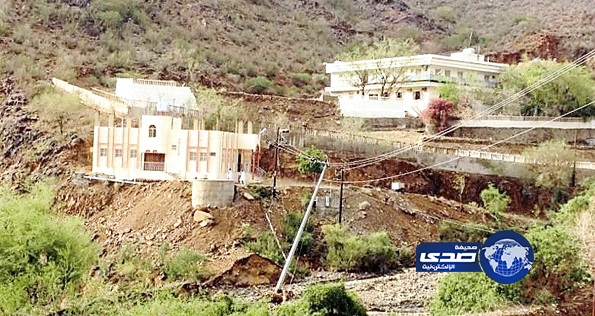 الأمطار تعزل قرى وادي فو والمواطنون يطالبون بعبَّارات للطرق