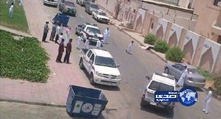 سيارة تُلقي فتاة في قارعة الطريق وسط هلع المارة بجدة