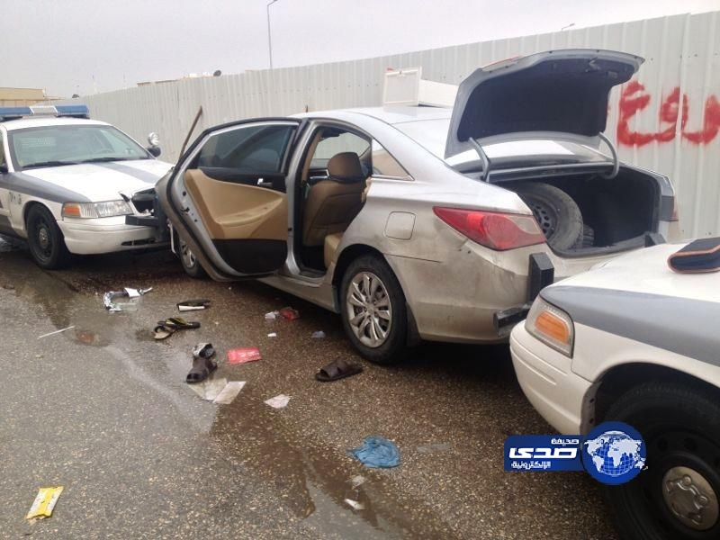 صور..دوريات الأمن تضبط كمية من الاسلحة والمخدرات داخل سيارة مسروقة