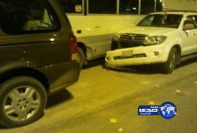 صور .. فتاة تقود حافلة دار الرعاية بالهفوف وتصطدم بعدد من السيارات المحيطة