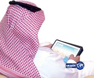 مسؤول خليجي يمارس لعبة “الطيور الغاضبة” خلال اجتماع وزاري