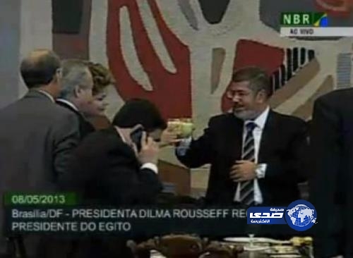 مرسي “يضرب الكأس بالكأس” ويثير غضب الشبكة العنكبوتية (فيديو)