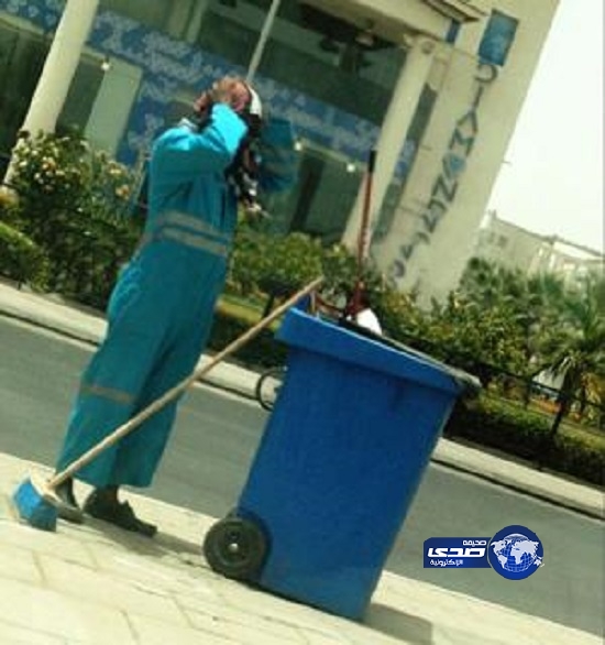 عامل نظافة يمسك رأسه من شدة الحر.. الأكثر انتشاراً