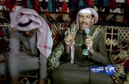 ثعبان يلتف حول رقبة مذيع أثناء تقديم برنامج بالباحة