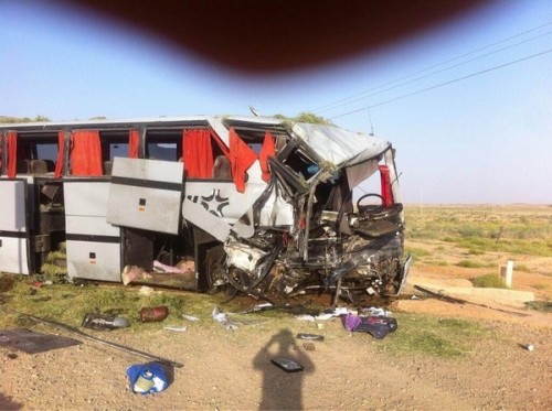 اصابة ٤٤ شخص في حادث تصادم حافلة وشاحنة شرق عفيف