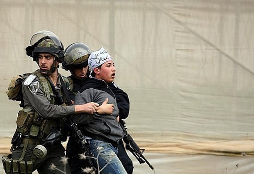 الجيش الإسرائيلي يعتقل طفلين فلسطينين بالضفة