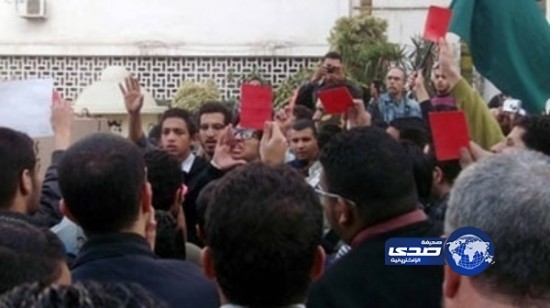 متظاهرو الإسكندرية يشهرون الكارت الأحمر للرئيس مرسي