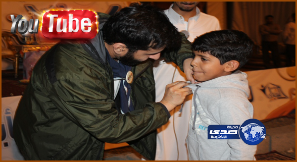 بالفيديو ~ طفل سعودي يُبهرالحضور ويُمنح وسام من مدير قنوات المجد
