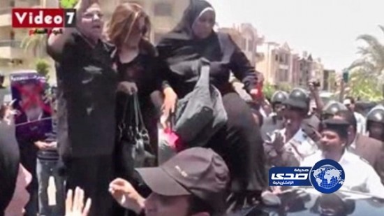 نساء يتسلقن سيارة مرسي اعتراضاً على سياسته