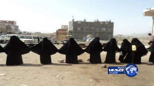 نساء يمنيات يقطعن الطريق الرابط بين صنعاء وعدن احتجاجا على قطع مياه الشرب
