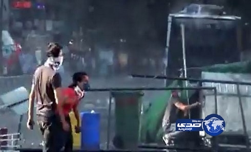 بالفيديو.. مدرعة تركية تحاول دهس متظاهري اسطنبول