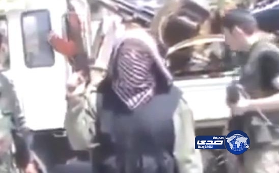 بالفيديو.. سيدة سورية تحمل السلاح وتتوعد عناصر حزب الله بالقصير