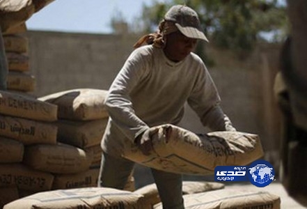 فتاة تعمل في مجال البناء لتعول أسرتها