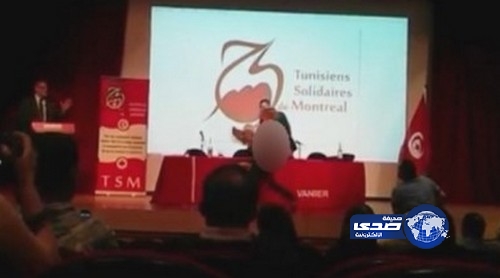 بالفيديو..فتاة «عارية» تفاجئ رئيس الحكومة التونسية السابق وتصرخ: الحرية لأمينة