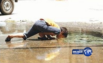 صورة طفل سوري يشرب من أنبوب مياه انفجر وسط حلب تثير مواقع التواصل