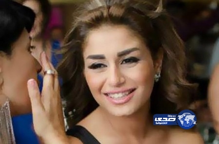 فستان شبه عار لمنة فضالي يعرضها لهجوم حاد
