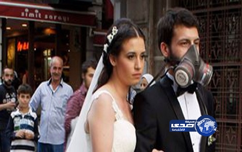 بكمامات الغاز.. زفاف عروسان في أسطنبول