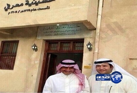 «القصبي» يثير جدلاً واسعاً بسبب صورة أمام حسينية بالكويت