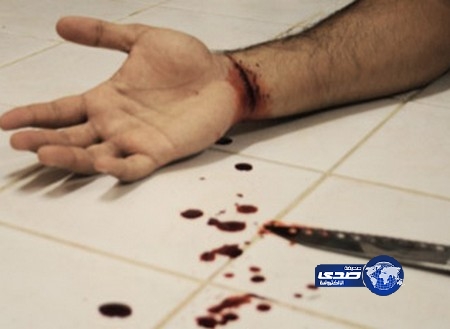 عجوز يقطع شرايين يده أمام محكمة