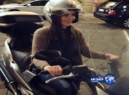اليسا تتجول على دراجة نارية في شوارع إيطاليا