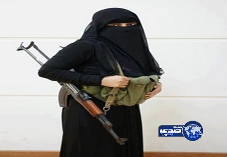 سيدة يمنية مسلحة تقطع حركة السير في شارع بوسط تعز