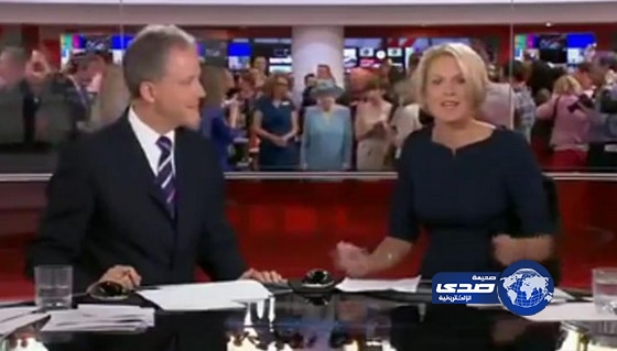 بالفيديو.. الملكة اليزابيث تفاجئ مذيعي “BBC” بحضورها
