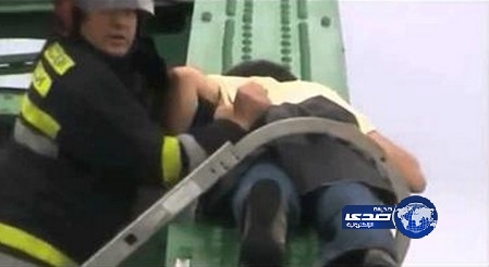 بالفيديو.. مخمور غالبه النعاس فنام على حافة جسر فوق النهر