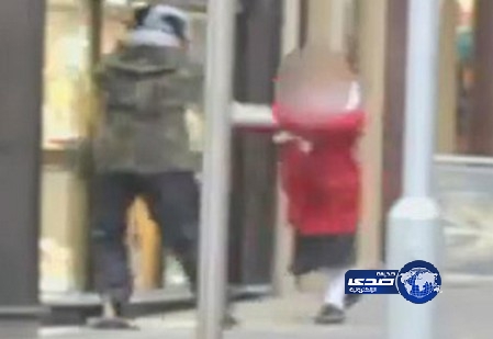 سبعينية تهاجم 6 لصوص مسلحين وتجبرهم على الهروب