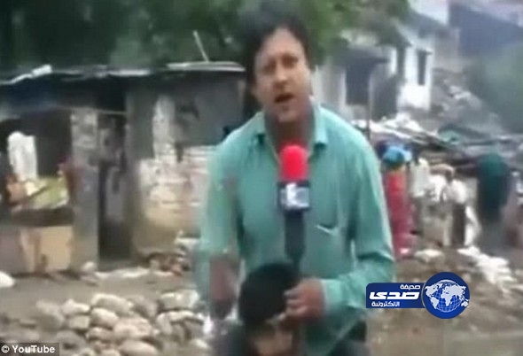 بالصور.. مراسل هندي يقدم تقريراً تليفزيونياً عن الفيضانات من فوق كتف متضرر