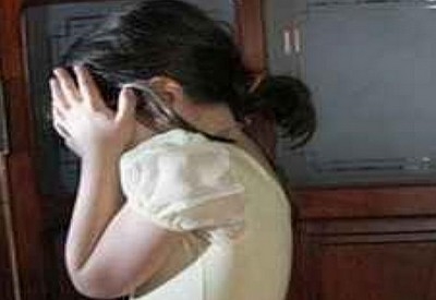 القبض على رجل مسن مارس الجنس الجماعي مع طفلتين