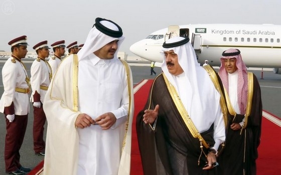 الأمير متعب بن عبدالله يهنئ أمير دولة قطر بتوليه مقاليد الحكم