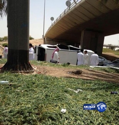 بالصور: سقوط “لاندكروزر” من جسر خريص على أخرى “أكورد” يصيب 10 أشخاص