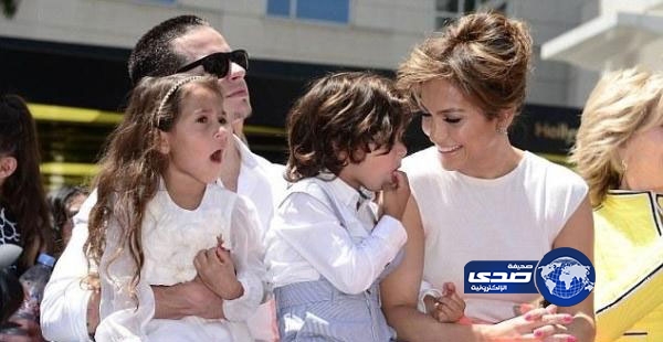 صور .. ابن جينيفر لوبيز يحتمي من الشمس أسفل تنورتها