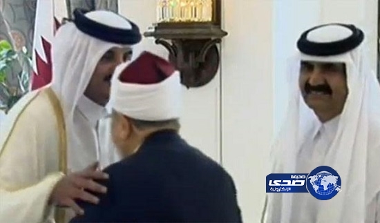 “تويتر” جدل بتقبيل أمير قطر رأس القرضاوي وكتفه