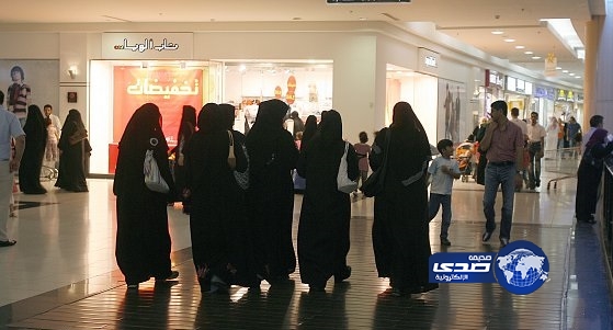 فتاة تصفع شاباً غازلها بالمدينة