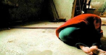 شبان يرمون خادمة أمام مسجد بعد فعلتهم “المشينة”