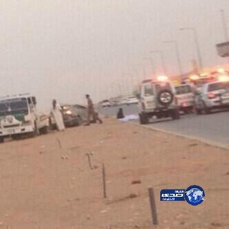 أم تجلس جوار جثة ابنها بعد “حادث تفحيط اليرموك”