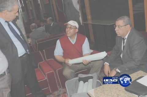 بائع ملابس يدخل البرلمان المغربي تحت حماية أحد النواب لترويج بضاعته