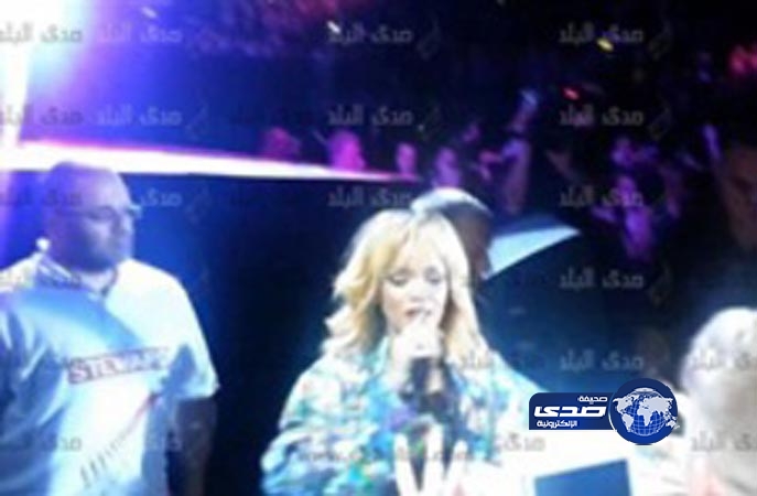 بالفيديو.. ” ريهانا ” تضرب أحد معجبيها بالمايكروفون لمحاولته مصافحتها