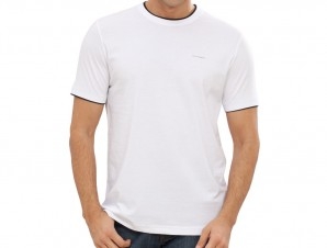 “التى شيرت” الأبيض يجعل الرجال أكثر جاذبية فى عيون النساء