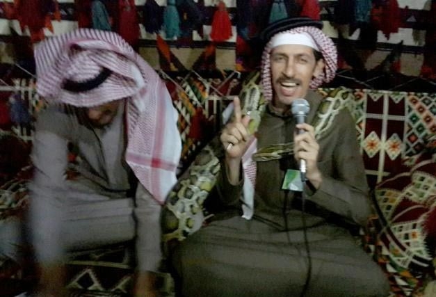 ثعبان يلتف حول رقبة مذيع سعودي أثناء تقديم برنامجه