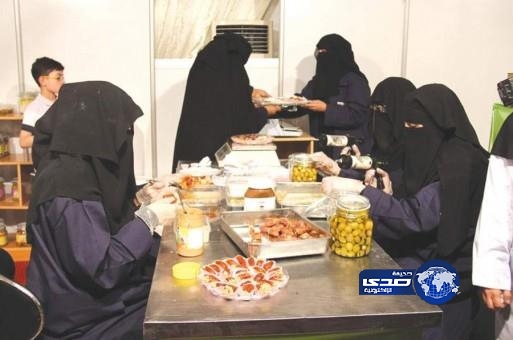 سعوديات يدرن مصنعا للزيوت وينتجن 10 أطنان شهرياً