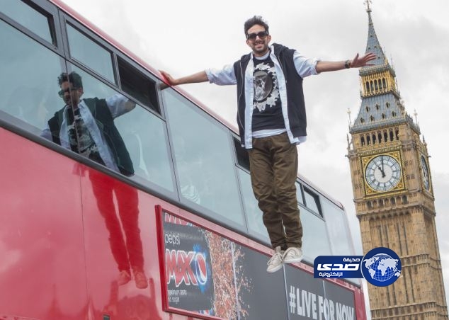 ساحر يذهل سكان لندن بعد بقائه معلقا على حافلة بيد واحدة “فيديو”