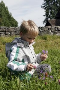 الشرطة تمسك طفلا بدلا من اللصوص