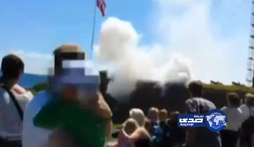 بالفيديو.. مدفع بارود ينفجر ليصيب جندياً دنماركياً واقفاً أمامه