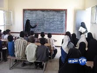 طالب يسقي معلمته.. البول