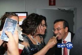 أحلام تستمتع بأكل “كنتاكي” .. وكريمات من الذهب والكافيار هدايا عيد زواجها