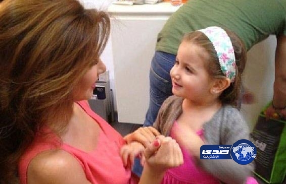 المكياج لم يحرم نانسي عجرم من مداعبة ابنتها في Arab Ido