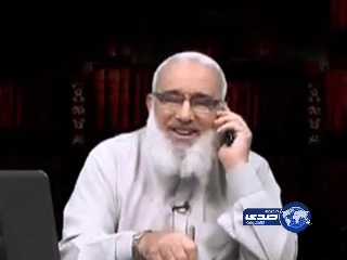 بالفيديو.. داعية مصري يرد على هاتفه أثناء تقديمه للبرنامج على الهواء